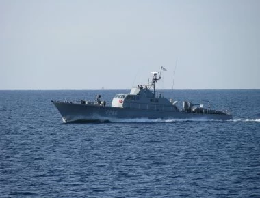 Πολεμικό σκάφος στις ακτές της Νέας Μάκρης χωρίς σημαία;